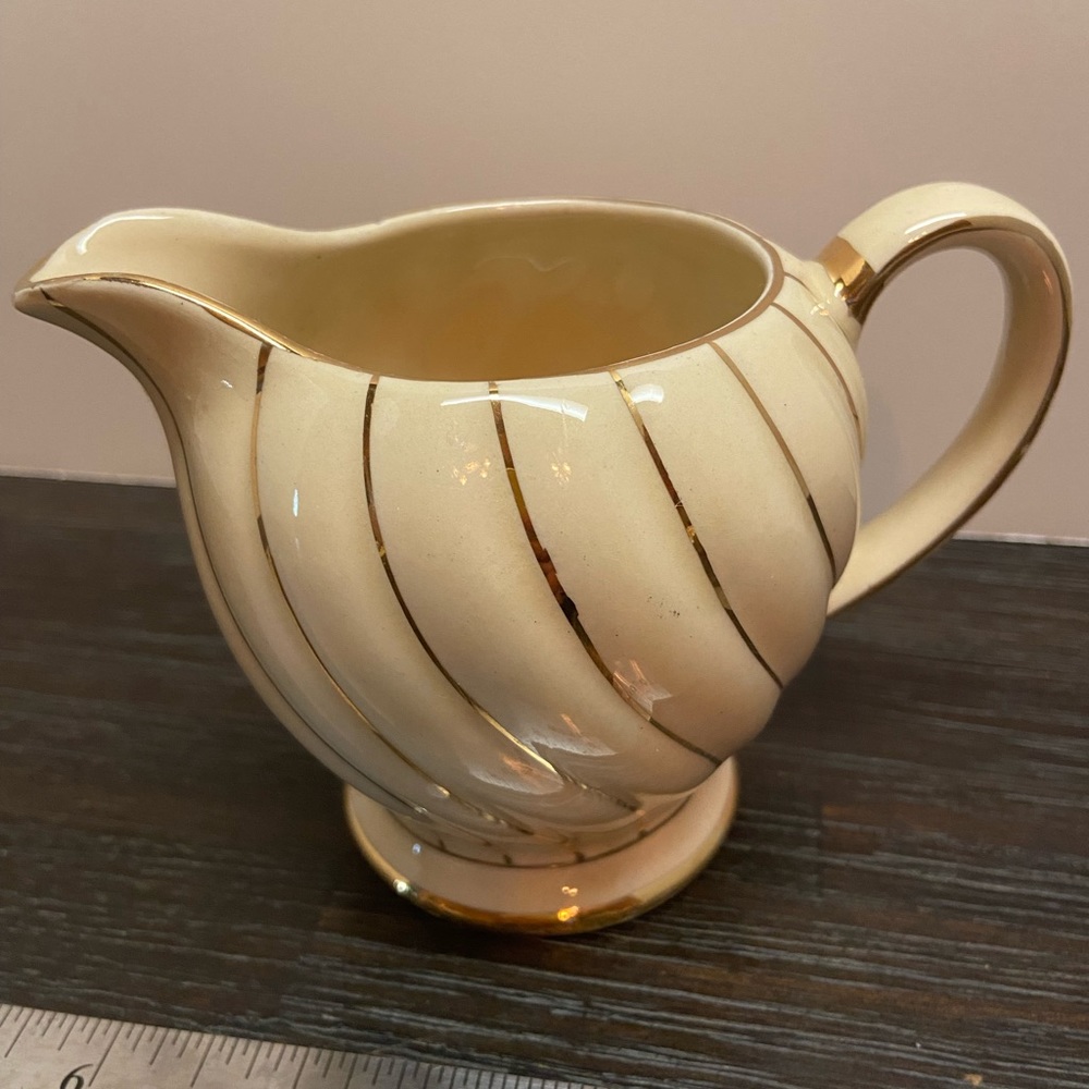 Vintage Sadler Cream and Gold Spiral Pitcher